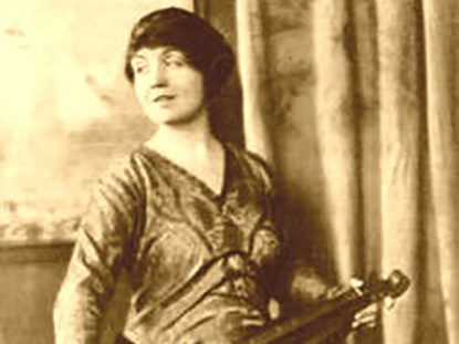woman playing dulcimer
