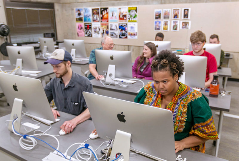 students in the Mac lab