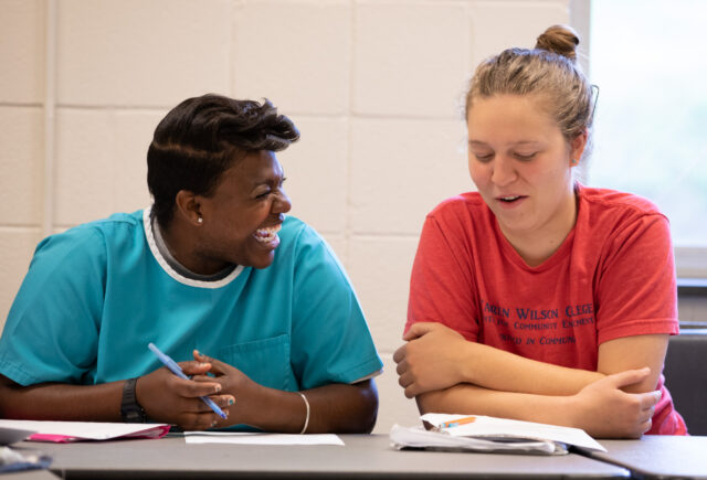 An incarcerated student works with a Warren Wilson student